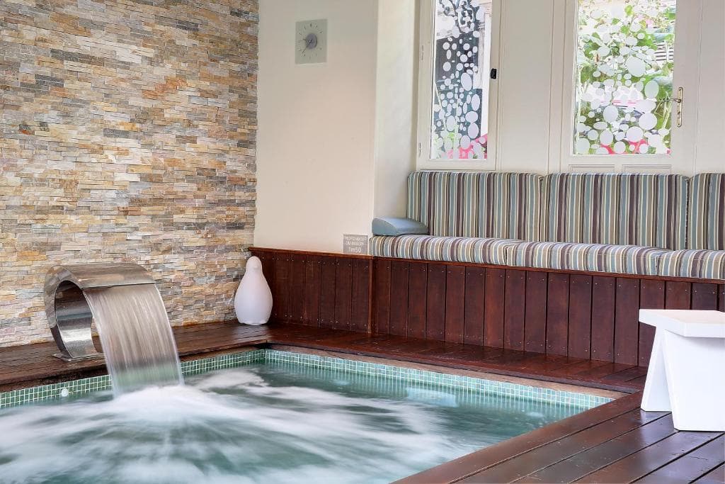 Cascade sur mur de pierre naturelle